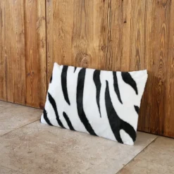 Coussin garni à motif zèbre avec dos en velours