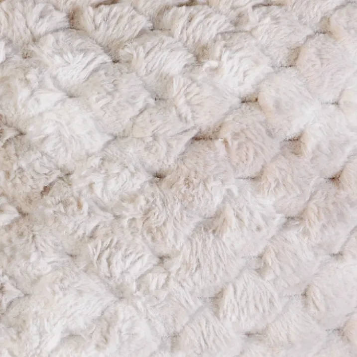 Coussin Imitation Fourrure avec Relief Géométrique