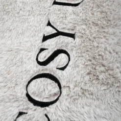 Coussin imitation fourrure brodé "Cosy up"