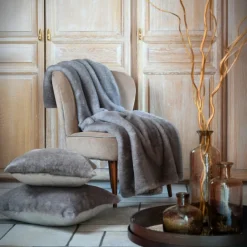 Coussin imitation fourrure ultra douce