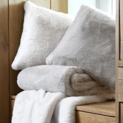 Coussin rectangulaire en fausse fourrure ultra moelleux