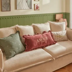 Coussin rectangulaire en velours brodé avec volant