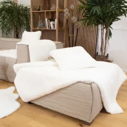 Coussin tout doux imitation fourrure