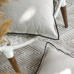 Coussin volant plat feston noir coton