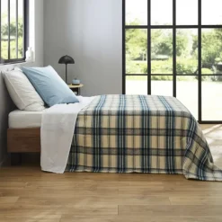 Couverture en laine tartan esprit montagne