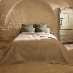 Dessus de lit tissé en coton recyclé motif nid d’abeille