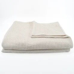 Dessus de lit tissé en coton recyclé motif nid d’abeille