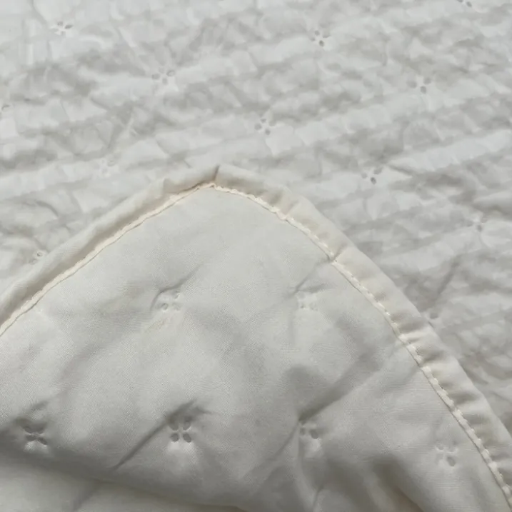 Edredon ou jeté de lit matelassé microfibre