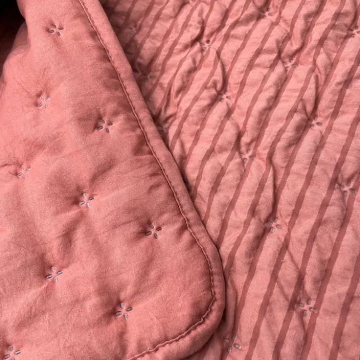 Edredon ou jeté de lit matelassé microfibre