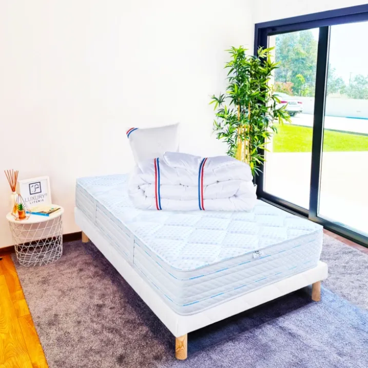 Ensemble literie avec matelas mémoire de forme 24 cm, sommier blanc, oreillers et couette