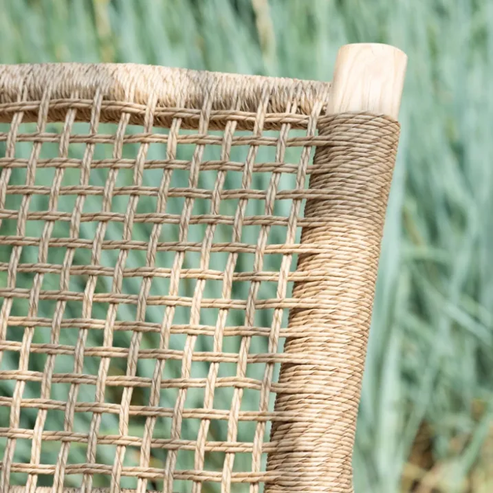 Fauteuil bas en bois et tressage