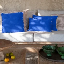 Housse de coussin brodée avec motifs en croix