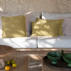 Housse de coussin brodée avec motifs en croix