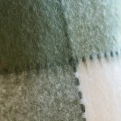 Housse de coussin à carreaux aspect mohair