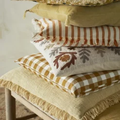 Housse de coussin en coton brodé à motifs floraux
