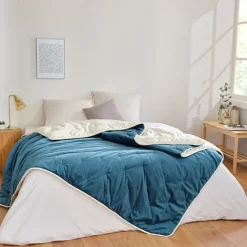 Jeté de lit réversible en velours et microfibre