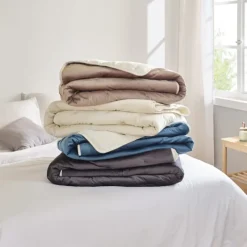 Jeté de lit réversible en velours et microfibre
