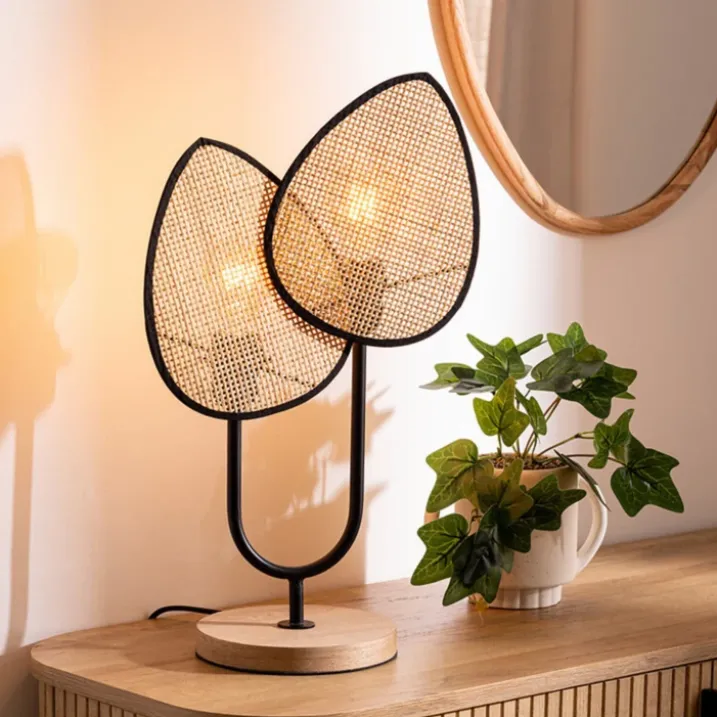 Lampe en forme de feuilles en rotin