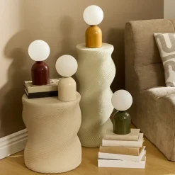Lampe à poser avec globe opalin et base en acier