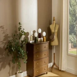 Lampe à poser avec globe opalin et base en acier