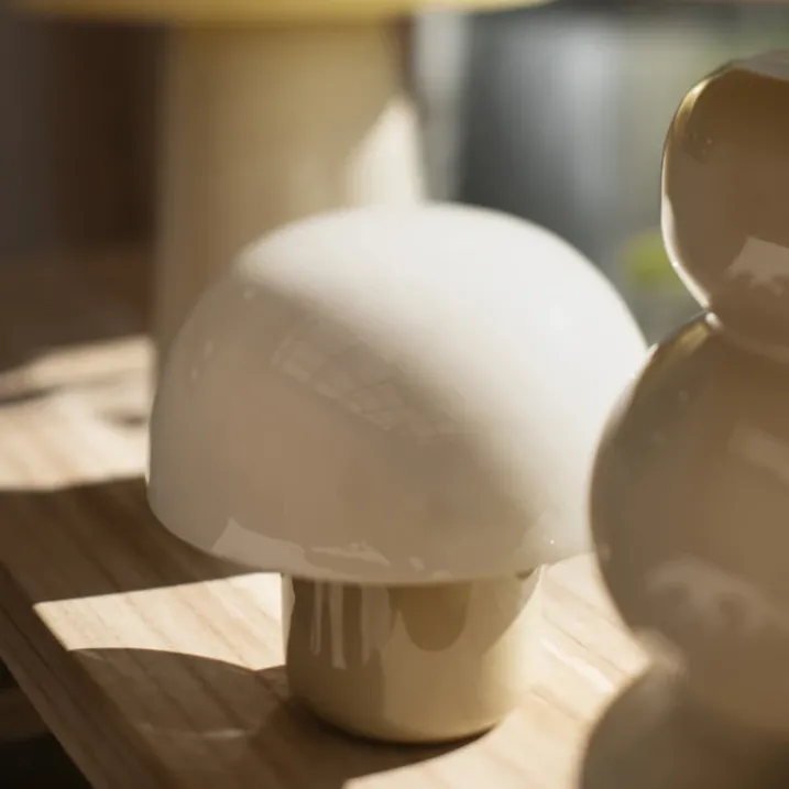 Lampe à poser en fer émaillé avec abat-jour dôme