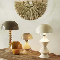 Lampe à poser en fer émaillé avec abat-jour dôme