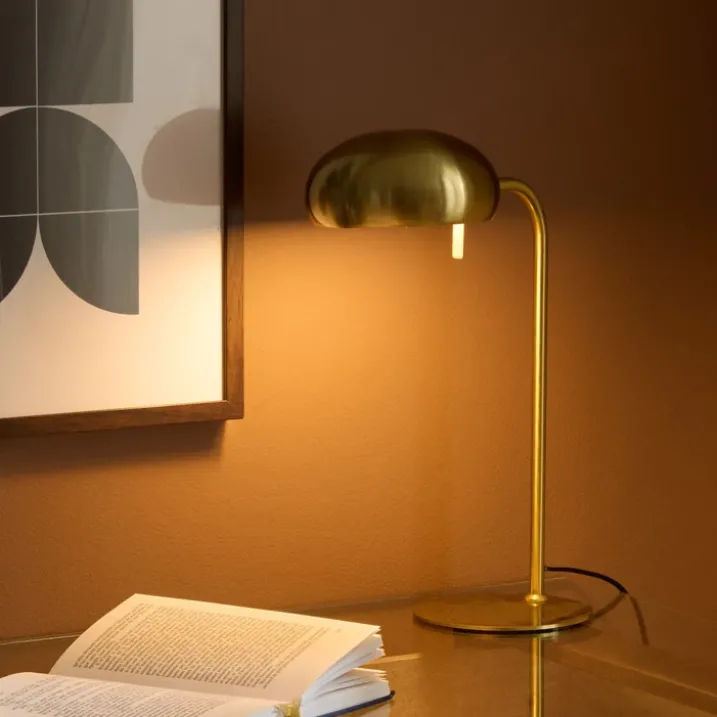Lampe à poser en métal avec abat-jour arrondi