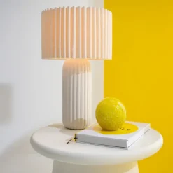 Lampe à poser en poterie avec abat-jour plissé