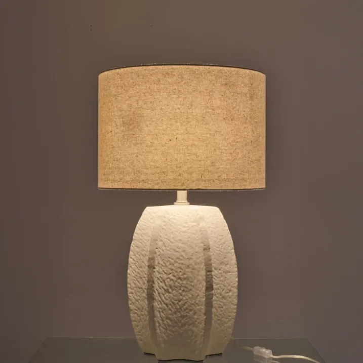 Lampe à poser en poterie avec pied sculpté