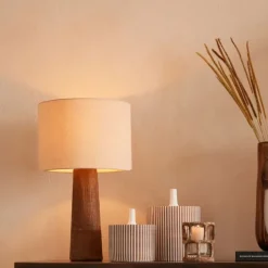 Lampe à poser en poterie avec pied effet bois