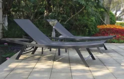 Lot de 2 Bains de Soleil et Table Basse