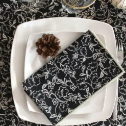 Lot de 4 serviettes de table motif fleuri