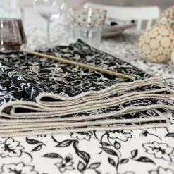 Lot de 4 serviettes de table motif fleuri