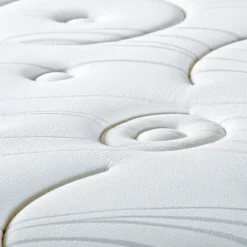 Matelas à ressorts ensachés et mémoire de forme