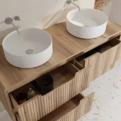 Meuble de salle de bain double vasque ronde avec façade ondulée et rangements intégrés