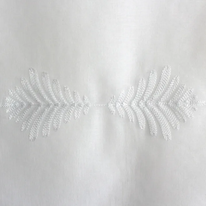 Paire de petits vitrages brodés feuillage