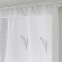Paire de petits voilages aux broderies bicolores