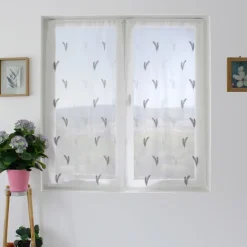 Paire de petits voilages aux broderies bicolores