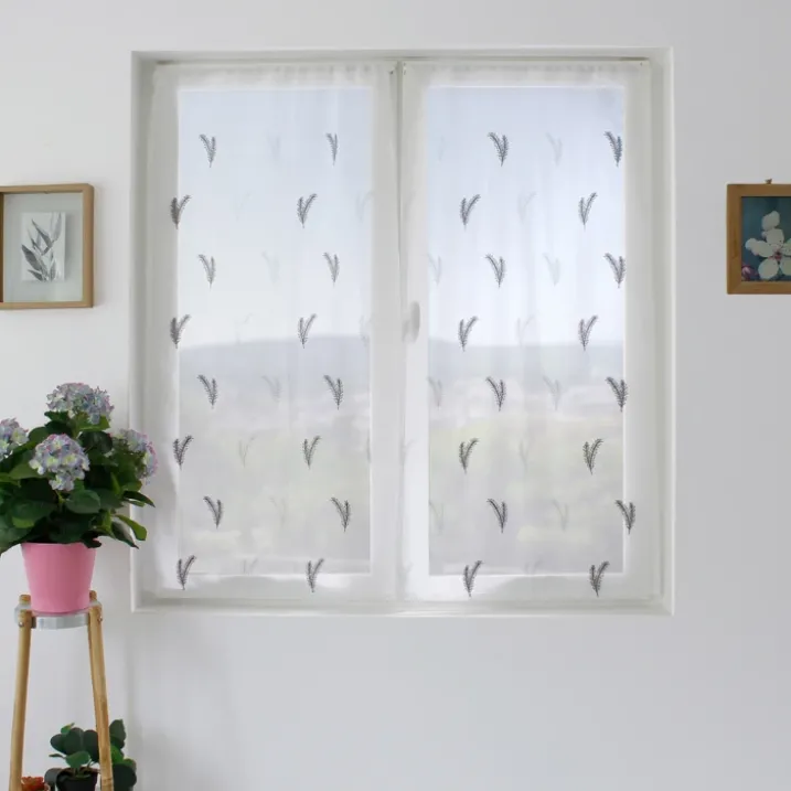 Paire de petits voilages aux broderies bicolores