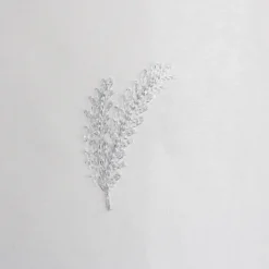 Paire de petits voilages aux broderies bicolores