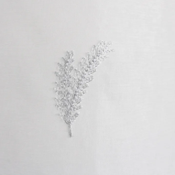 Paire de petits voilages aux broderies bicolores
