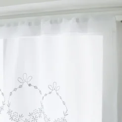 Paire de petits voilages ornée de broderies