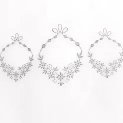 Paire de petits voilages ornée de broderies