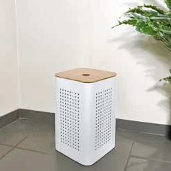 Panier à linge en métal blanc avec couvercle bois