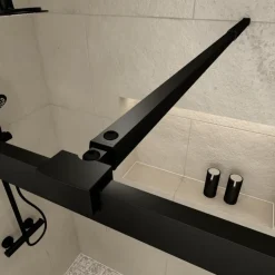 Paroi de douche avec porte-serviette et étagère