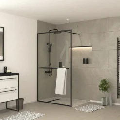 Paroi de douche avec porte-serviette et étagère