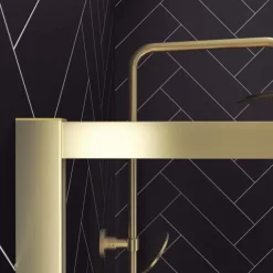 Paroi de douche à l’italienne avec étagère et porte-serviette