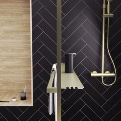 Paroi de douche à l’italienne avec étagère et porte-serviette