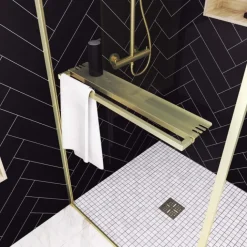 Paroi de douche à l’italienne avec étagère et porte-serviette