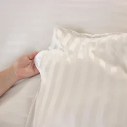 Parure de lit 3 pièces satin à fines rayures housse + taies